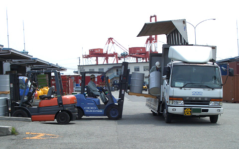 トラック作業中